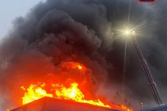 Požár zničil část legendárního amerického baseballového stadionu