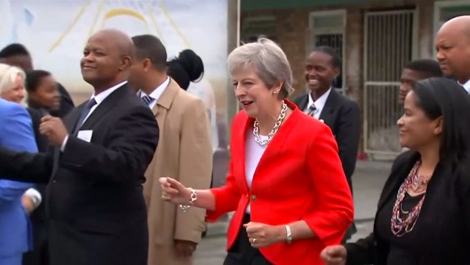 Britská premiérka tančila při návštěvě Jižní Afriky s místními studenty.