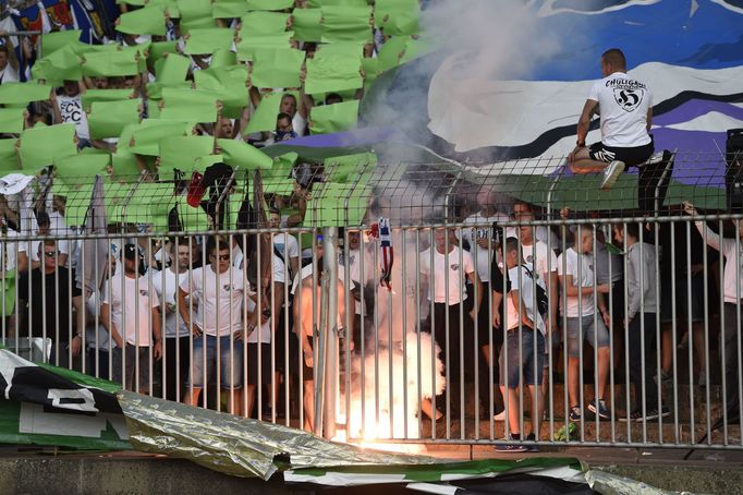 Fanoušci Baníku Ostrava na stadionu v Brně