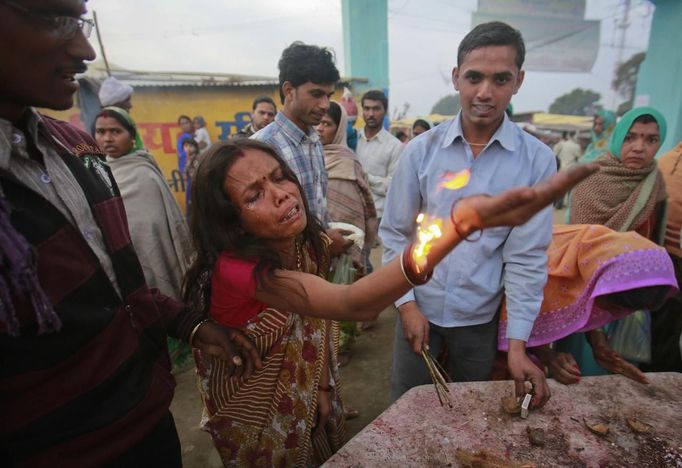 A devotee, believed to be possessed by evil spirits, cries as she performs a fire ritual on the sacred platform at Guru Deoji Maharaj temple during a ghost fair at Malajpur village in Betul district in the central Indian state of Madhya Pradesh January 27, 2013. People from across India come to this fair to be exorcised of �evil spirits�. They are usually brought by relatives and they are most often women. The exorcism involves running around the temple courtyard to make the 'ghost' weak then being beaten by a priest with a broom. Picture taken January 27, 2013. REUTERS/Danish Siddiqui (INDIA - Tags: SOCIETY RELIGION) ATTENTION EDITORS: PICTURE 9 OF 24 FOR PACKAGE 'INDIAN GHOSTBUSTERS' SEARCH 'INDIA GHOST' FOR ALL IMAGES Published: Úno. 5, 2013, 5:09 dop.