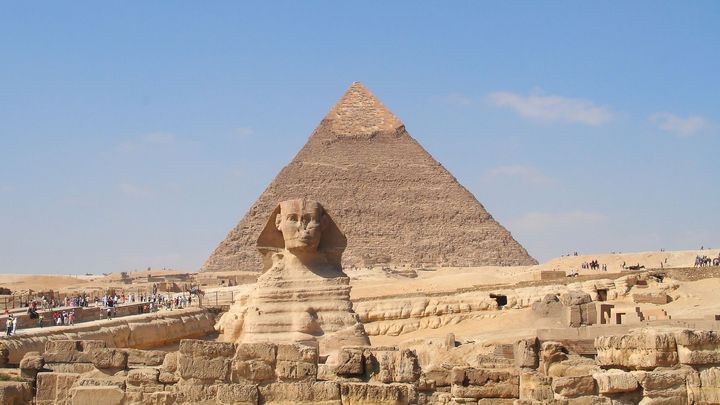 Autobus s turisty u pyramid v egyptské Gíze zasáhla exploze, 12 lidí bylo zraněno