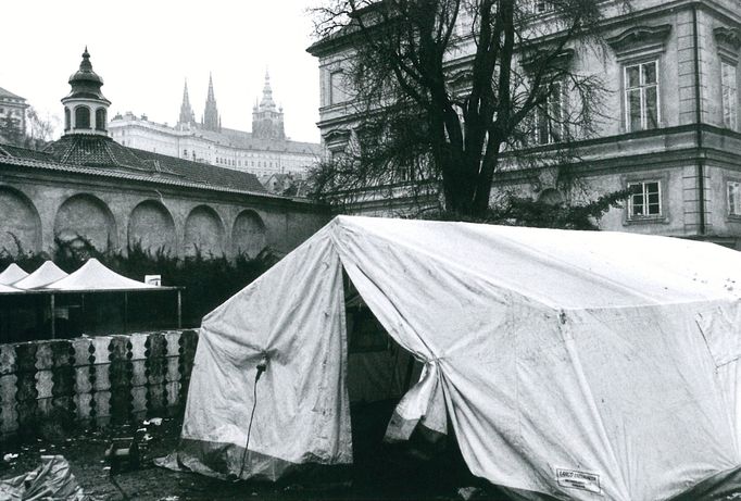 Situace před velvyslanectvím SRN, Praha 1989. Ukázka z knihy Osudové chvíle Československa, kterou v roce 2018 vydalo nakladatelství Czech Top Photo.