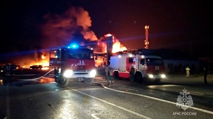 Výbuch a požár na benzince v Rusku zabil nejméně 30 lidí, zraněných jsou desítky