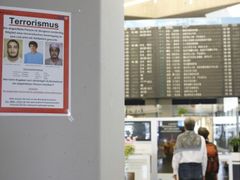 Kriminalisté v Německu pátrají po desítkách lidí podezřelých z terorismu. Plakát na letišti Köln-Bonn.
