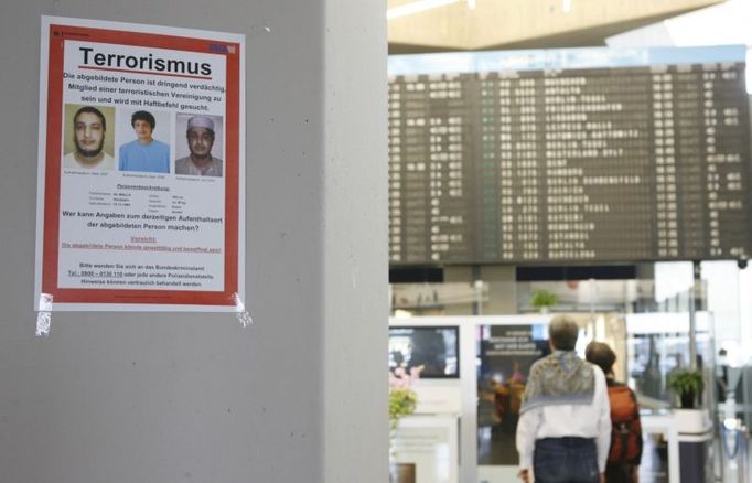 Kriminalisté v Německu pátrají po desítkách lidí podezřelých z terorismu. Plakát na letišti Köln-Bonn.