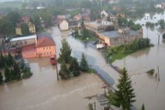 Záplavy nepřežilo 11 lidí, škody za desítky milionů