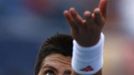 Srb Novak Djokovič při podání v prvním kole US Open