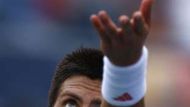 Srb Novak Djokovič při podání v prvním kole US Open