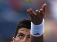 Srb Novak Djokovič při podání v prvním kole US Open
