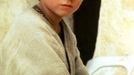 Jake Lloyd jako Anakin Skywalker.