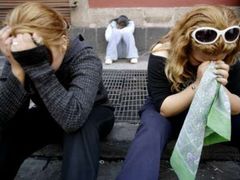 Debatu o potratech provázely vypjaté emoce. Mladé odpůrkyně legalizace pláčou nedaleko budovy zákonodárného shromáždění v Mexico City