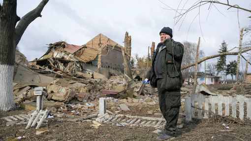 Následky ruského ostřelování. Na snímku je vidět zničené komunitní centrum ve vesnici Byšiv v kyjevské oblasti Ukrajiny.  4. 3. 2022