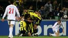 Hráči Fenerbahce Istanbul Roberto Carlos a Ugur Boral se radují z gólu, který jejich tým vstřelil v zápase Ligy mistrů moskevskému CSKA.