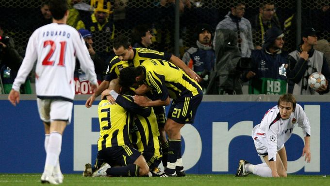 Hráči Fenerbahce Istanbul Roberto Carlos a Ugur Boral se radují z gólu, který jejich tým vstřelil v zápase Ligy mistrů moskevskému CSKA.