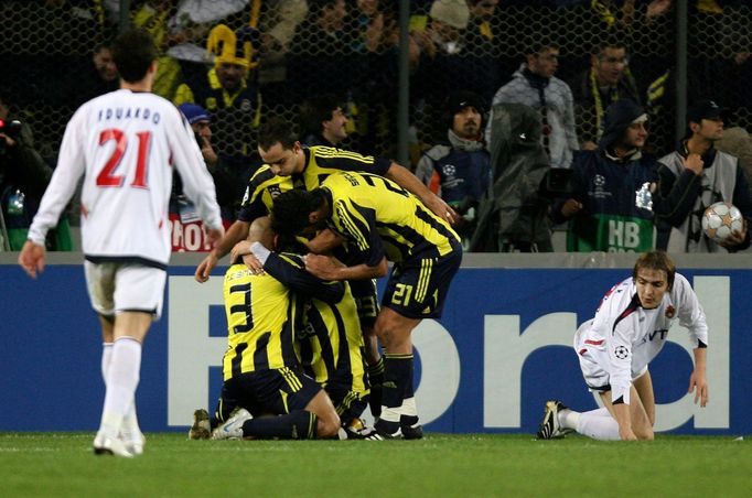 Hráči Fenerbahce Istanbul Roberto Carlos a Ugur Boral se radují z gólu, který jejich tým vstřelil v zápase Ligy mistrů moskevskému CSKA.