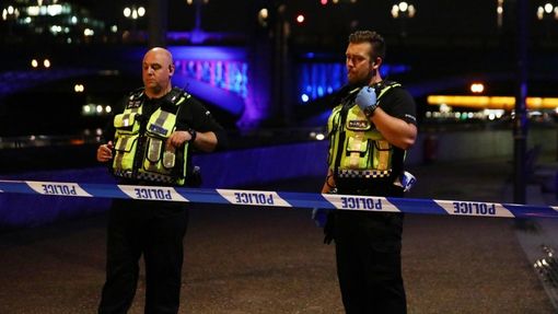 Policie uzavřela Londýnský most a okolí, kde došlo k prvnímu incidentu s dodávkou, která najela do lidí.