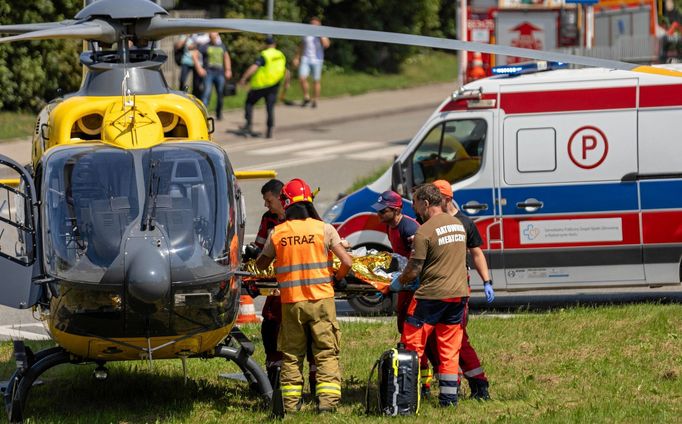 Záchranáři odvážejí zraněné horníky, kteří zůstali uvěznění pod zemí po silném otřesu v polském dole Rydultowy, 11. července 2024.