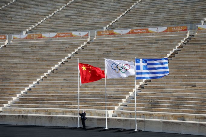 Pořadatelé zimních her v Pekingu převzali v Aténách olympijský oheň