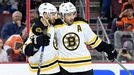 David Krejčí (vlevo) a Patrice Bergeron slaví gól Bostonu