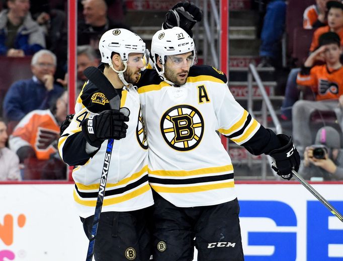 David Krejčí (vlevo) a Patrice Bergeron slaví gól Bostonu