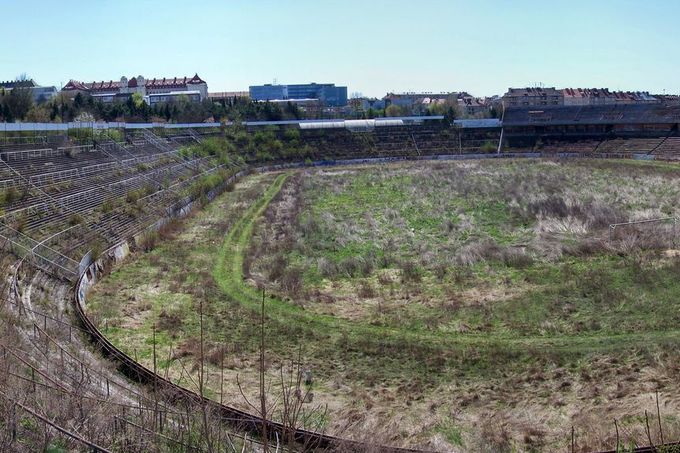 Záběr na zchátralý stadion z dubna roku 2011.