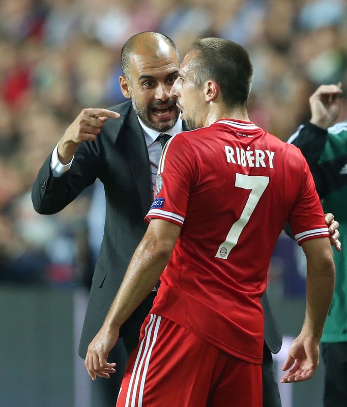 Franck Ribéry a Pep Guardiola při Superpoháru Bayern - Chelsea