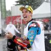 Alex Marquez slaví vítězství v závodě Moto2 ve Velké ceně České republiky 2019