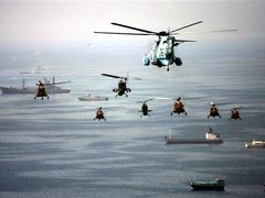 Íránské vojenské jednotky kolem ostrova Kešm u Hormuzského průlivu.