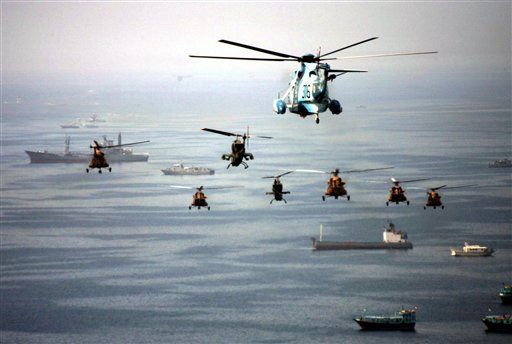 Vojenské jednotky kolem ostrova Kešm u Hormuzského průlivu.