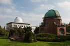 V původní kopuli, kterou roku 1898 postavil továrník J. J. Frič, dnes sídlí muzeum. Je v ní umístěn tubus Fričova dalekohledu, jehož optika, více než 150 let stará, slouží dále k pozorování slunečních skvrn.