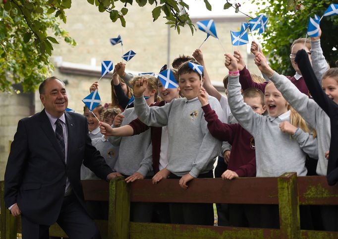 Skotský první ministr Alex Salmond se školáky během referenda o skotské nezávislosti ve Strichenu. 18. září 2014.