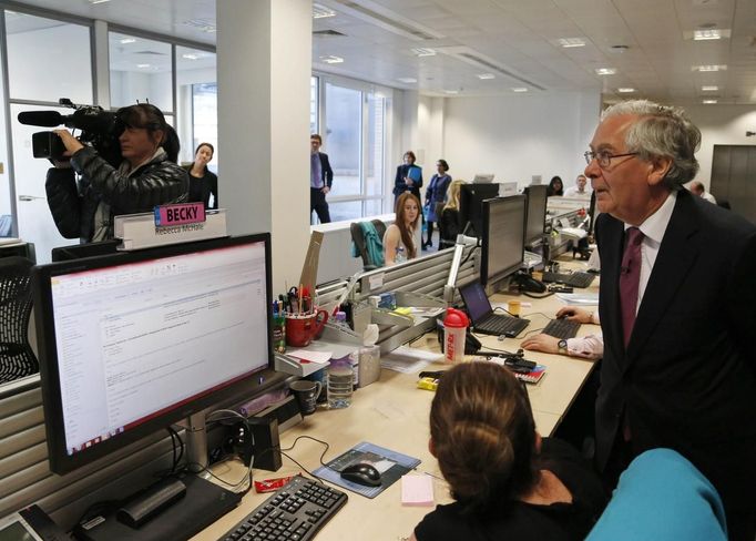 Guvernér Bank of England Mervyn King mezi podřízenými v pobočce v Londýně.