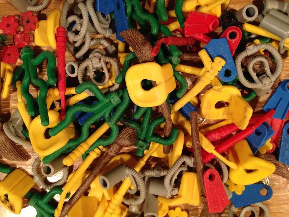 Moře vyplavuje hračky Lego
