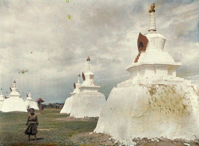 Autochrom  byl raný proces barevné fotografie patentovaný roku 1903 bratry Lumièrovými a komerčně vyráběný v letech 1907 až 1935.