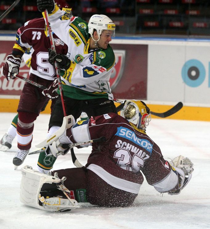 Hokejisté klubu HC Sparta Praha Angel Krstev (vlevo) a Marek Schwarz (brankář) v prvním kole hokejové Tipsport extraligy 2012/13 s Energií Karlovy Vary.