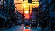 Bangkok, Thajsko: Západ slunce nad obří houpačkou Sao Chingcha dodává Bangkoku podmanivou atmosféru.