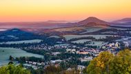 Z České Kamenice, ležící na trojmezí Lužických hor, Českého Švýcarska a Českého středohoří, vede Stezka středozemím strmým výstupem na Zámecký vrch, jehož vrchol leží o 250 metrů výš než náměstí v České Kamenici. Na vrcholku zalesněného čedičového kužele stojí zřícenina hradu Kamenice s vyhlídkovou věží.