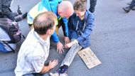 Několik demonstrantů se v sobotu odpoledne během demonstrace za ochranu klimatu přilepilo vteřinovým lepidlem k pražské magistrále. Protest svolalo hnutí Exctinction Rebellion, které poslední týden pořádá demonstrace po celém světě.