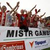 Fanoušci Slavie vtrhli po utkání na hřiště a skandovali oslavná hesla svého klubu.