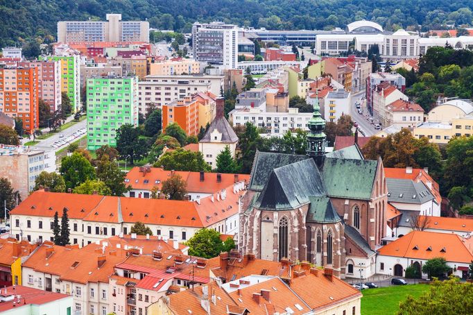 Ilustrační snímek. Pohled na různě zbarvenou panelovou zástavbu v Brně. Nedatovaná fotografie.