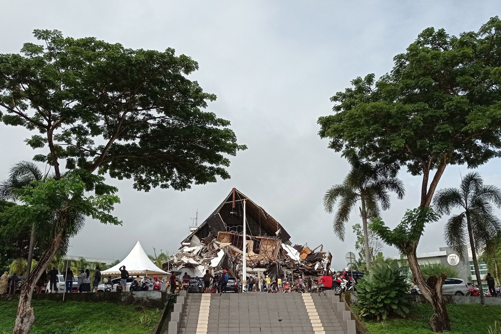 Následky zemětřesení na ostrově Sulawesi v Indonésii. Na snímku zničené sídlo guvernéra západní části ostrova.