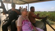 Palestinci odvážejí na golfovém vozíku zajatou izraelskou seniorku Yaffu Adar. Je to 85letá babička, přesvědčená sionistka, která v 50. letech zakládala napadený kibuc Kfar Azza, z kterého byla v den útoku unesena. Přežila a byla později ozbrojenci z Hamásu propuštěna.