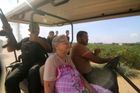 Palestinci odvážejí na golfovém vozíku zajatou izraelskou seniorku Yaffu Adar. Je to 85letá babička, přesvědčená sionistka, která v 50. letech zakládala napadený kibuc Kfar Azza, z kterého byla v den útoku unesena. Přežila a byla později ozbrojenci z Hamásu propuštěna.