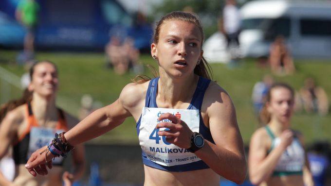 Barbora Malíková získala v patnácti letech titul republikové mistryně dospělých v běhu na 400 metrů (na snímku), a později triumfovala dokonce na dorosteneckém MS v Keni.