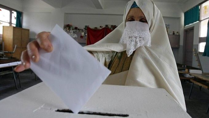 Žena volila v hlavním městě Alžíru. Volební účast však  byla velmi nízká, k urnám se nedostavila ani polovina obyvatel saharského státu