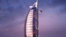 Země: Spojené arabské emiráty  Výška: 322 metrů  Burj al Arab patří mezi nejluxusnější a nejznámější hotely světa. Hostům nabízí dopravu helikoptérou, čtyři bazény a soukromou pláž.