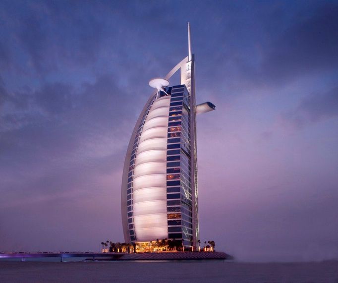 Země: Spojené arabské emiráty  Výška: 322 metrů  Burj al Arab patří mezi nejluxusnější a nejznámější hotely světa. Hostům nabízí dopravu helikoptérou, čtyři bazény a soukromou pláž.