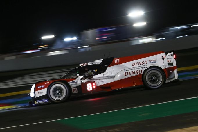 Toyota posádky Sébastien Buemi, Kazuki Nakadžima a Brendon Hartley v závodě 24 hodin Le Mans 2020