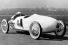 Rumplerovy patenty se zúročily v Benzu Tropfenwagen (vozu tvaru kapky) s motorem vzadu. Všimněte si chladiče vystupujícího za hlavou závodníka.