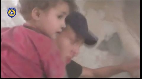 Sýrie: Záchranáři vynášeli ze zasažené budovy děti, když na ni dopadla další bomba